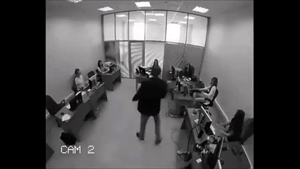 La réaction d'un homme qui apprend pendant sa journée de travail qu'il a gagné au Loto