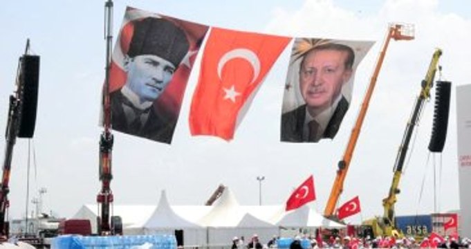 Yenikapı'da Cumhuriyet Mitinglerinin Simgesi Kalpaklı Atatürk Posteri Asıldı