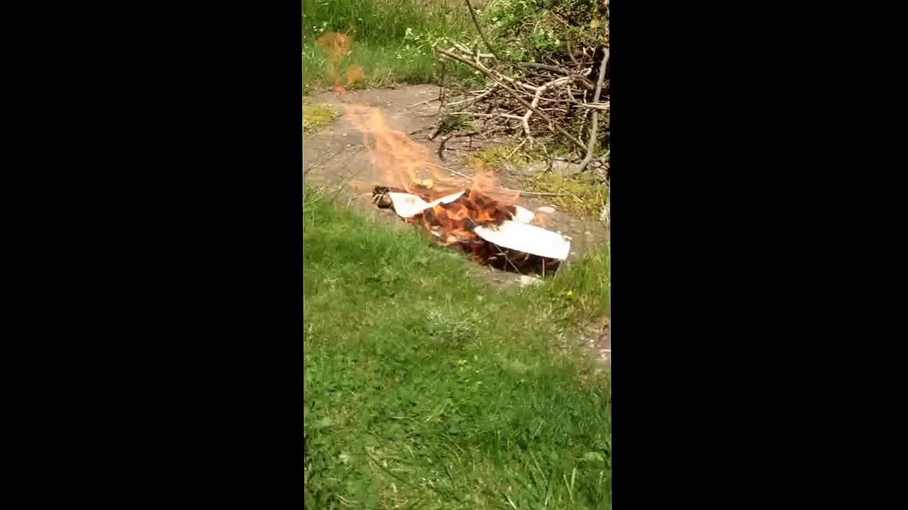 How fast does kitchen roll burn?