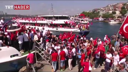 Vatandaşlar Üsküdar'dan teknelerle miting alanına gitmeye devam ediyor