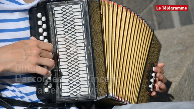 Dinan (22). L'accordéon de Vincent fait valser les pavés