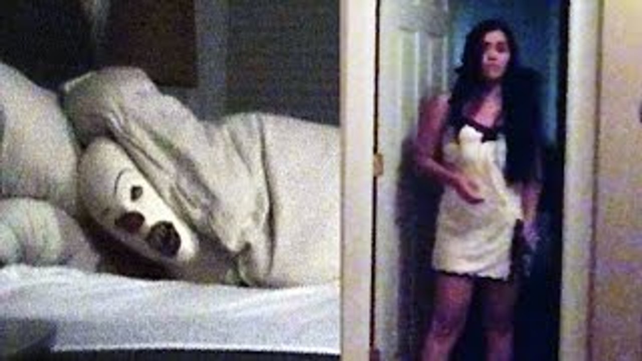 Killer Clown Prank On Sleeping GirlFriend