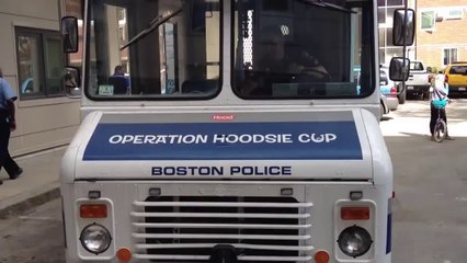 Un camion de glace transformé en camion de police à Boston