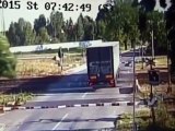 Un camion piéger sur un passage à niveau se prend un train à plein vitesse