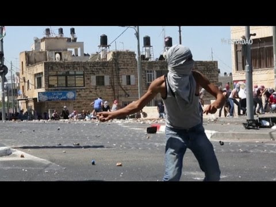Palestinos enfrentam polícia israelense em protesto pela morte de jovem de 16 anos