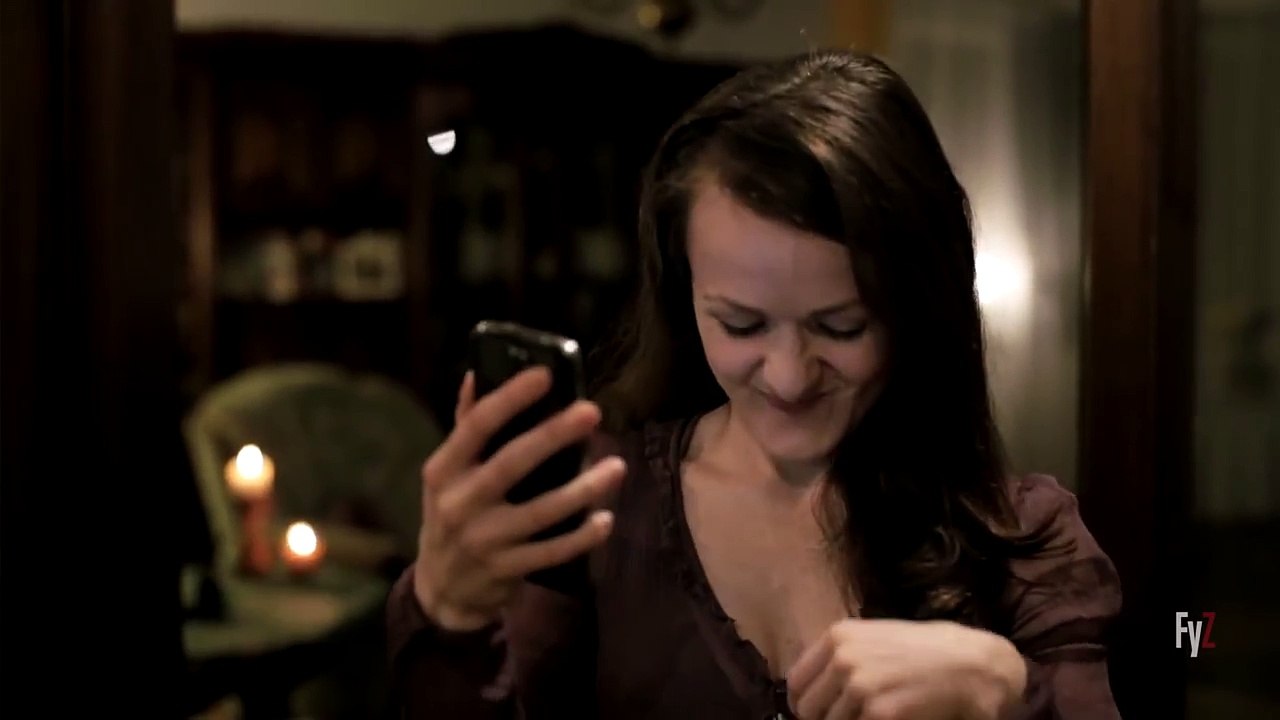 A chaque fois qu'elle regarde le résultat, un monstre se trouve en arrière-plan.