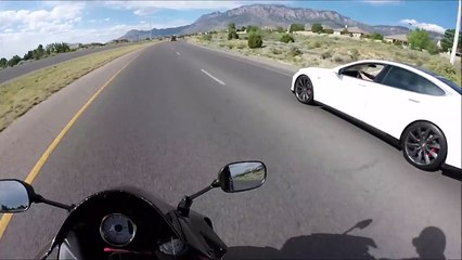 Motard VS Tesla model S .... il va se prendre une belle taule!
