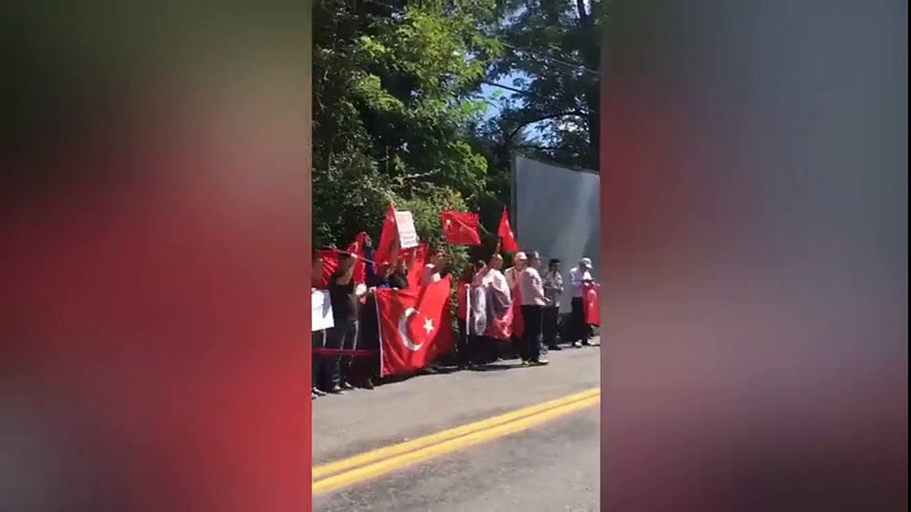 FETÖ'nün evinin önünde "Demokrasi ve Şehitler Mitingi"