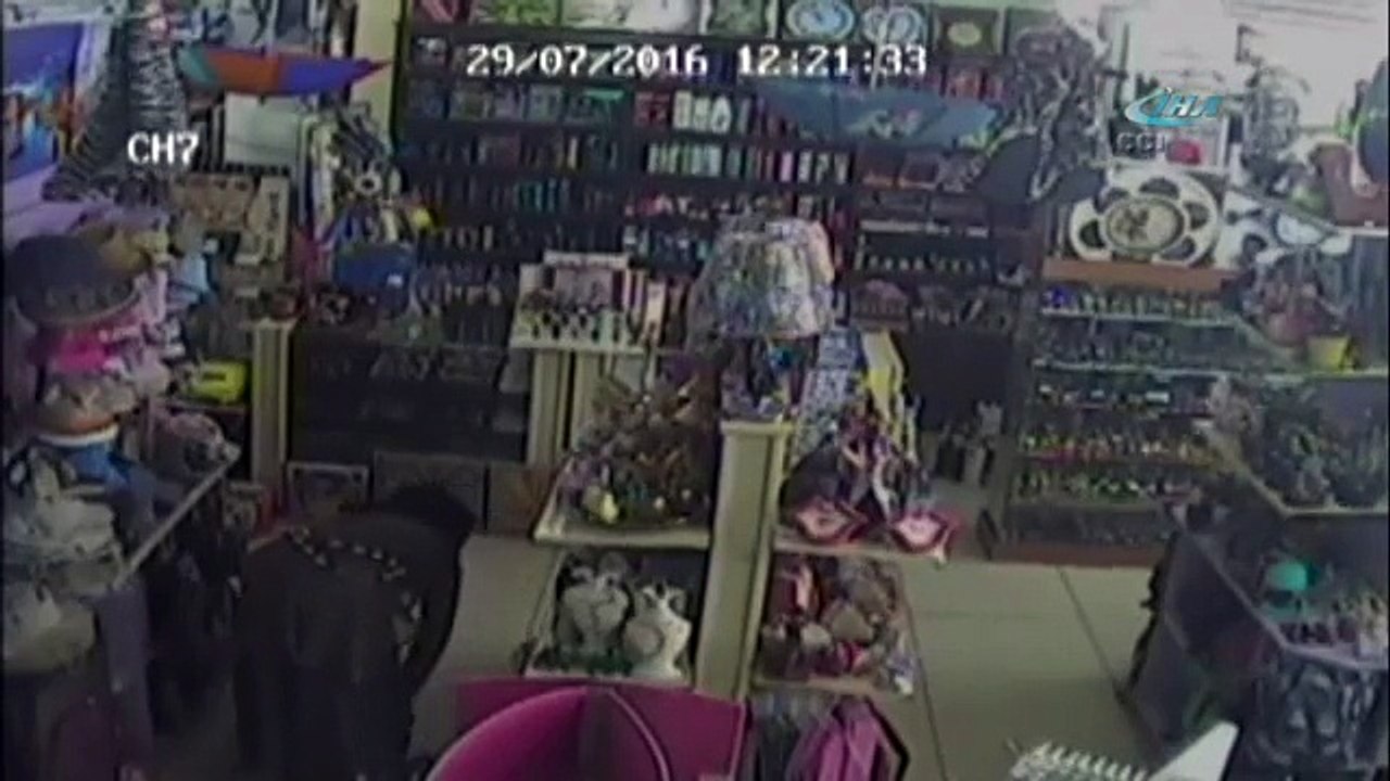 Çantasını Doldurdu, Bir Parça Ürünü Ödeyip Çıktı
