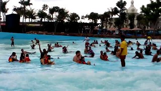 Suasana Tsunami HAWAI waterpark MALANG