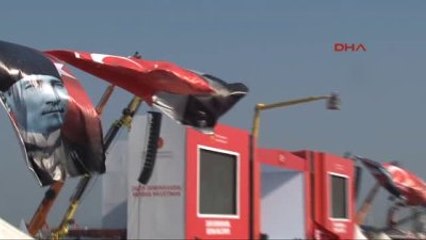 Mitinge Katılan Liderler Kalabalığı Selamladı