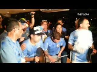 Torcedores invadem hotel do Uruguai e fazem festa no saguão