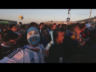 Argentinos invadem Rio e caem no samba