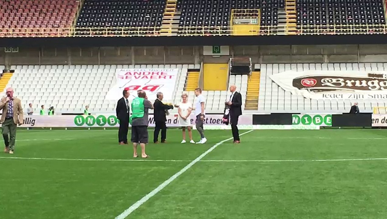 Miguel Van Damme neemt cadeaus in ontvangst van bestuur Cercle Brugge