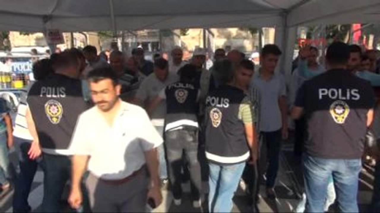 Mitinge Katıldı, Kalabalığa Hitap Etti