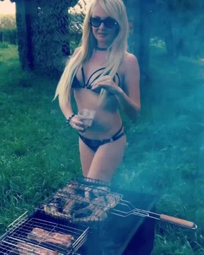 Дарья Пынзарь жарит шашлык (7.08.2016)