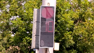 Led Traffic Light Switches From Red To Green v4