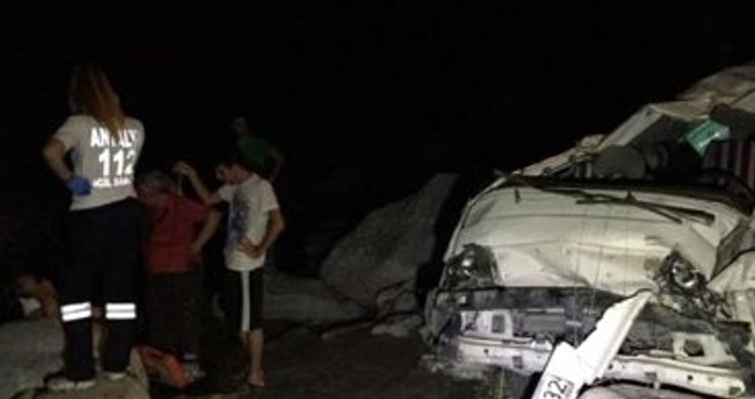 Antalya'da Kamyonet 50 Metrelik Uçuruma Yuvarlandı 2 Ölü, 9 Yaralı