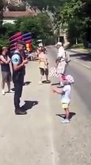 Tour de France - Un enfant de 4 ans chante la Marseillaise à un gendarme