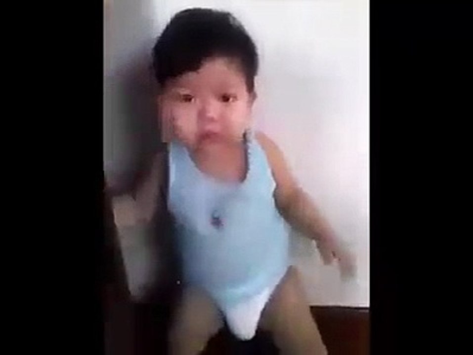 menino fingindo