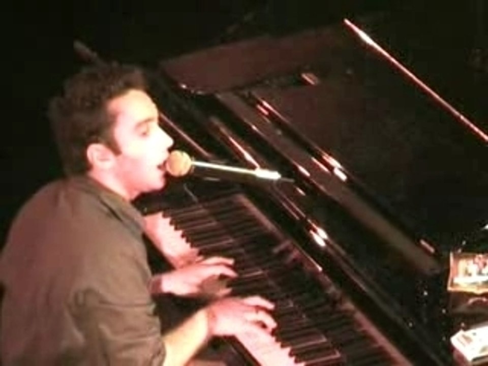 Saez video -Il_y_a_ton_sourire(Cigale-01_07_03)