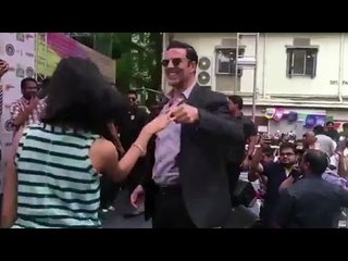Akshay Kumar Promos Rustom In Kolkata College