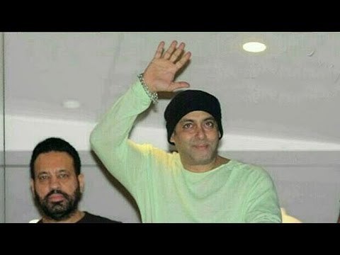 Salman Khan Wishes Fans EID Mubarak Outside House Galaxy Apartments