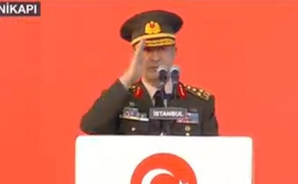 Orgeneral Hulusi Akar'ın asker selamı tartışma yarattı