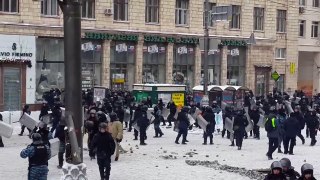 Евромайдан. 23 января 2014. Беркут  бьет повстанца