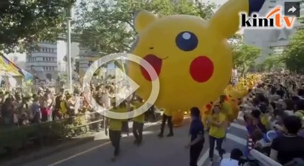 Pikachu berarak, peminat Pokeman gembira