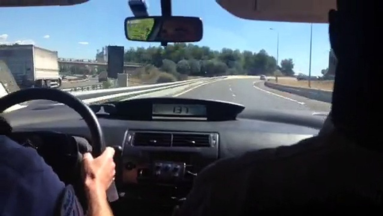 Caméra embarquée dans une voiture de police lors d'une course poursuite