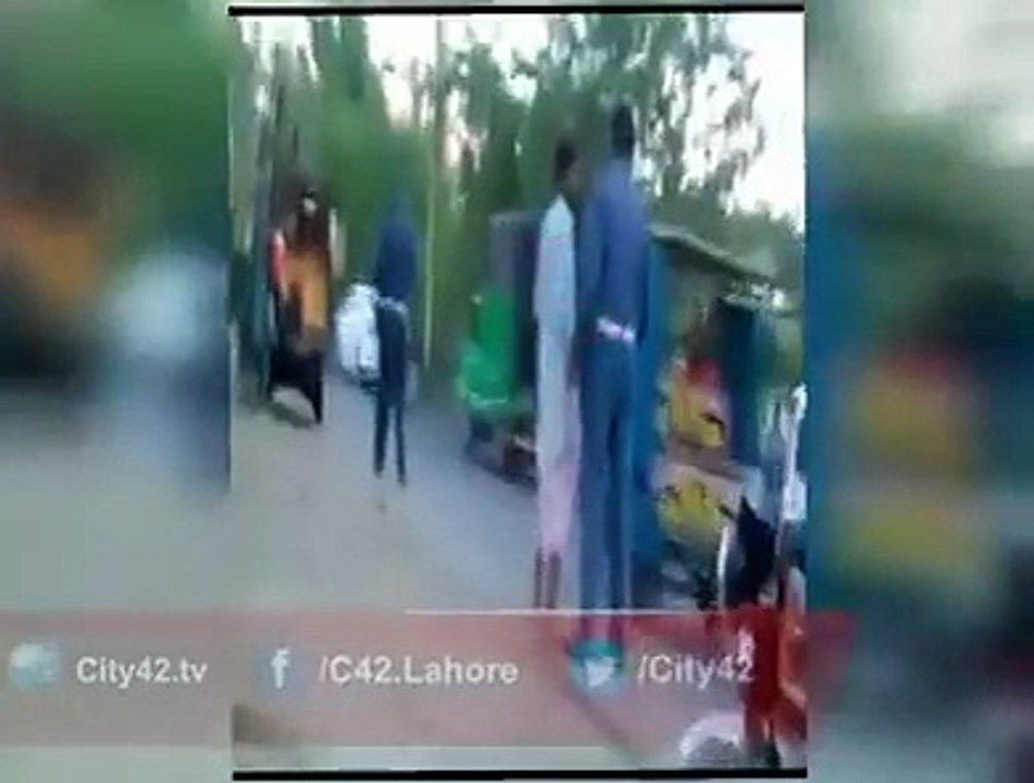لاہور میں ٹریفک وارڈنز کے کرپشن فری ہونے کا پول کھل گیا
