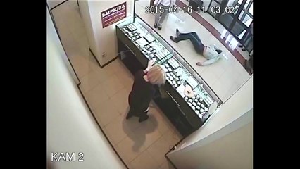 Un braqueur se prend un coup de pied