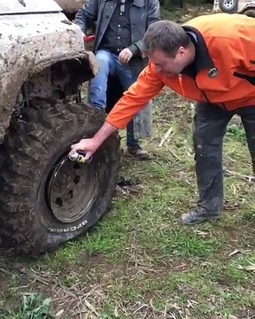 Comment remettre le pneu d'un 4x4 sur a jante... Dingue