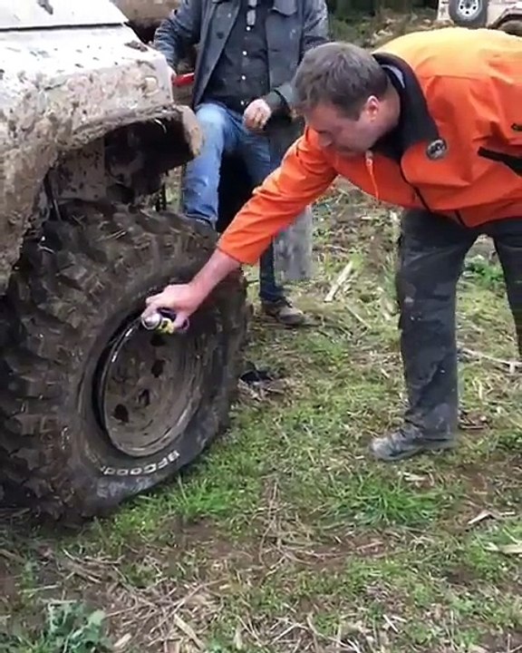 Comment remettre le pneu d'un 4x4 sur a jante... Dingue