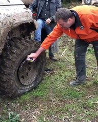 Comment remettre le pneu d'un 4x4 sur a jante... Dingue