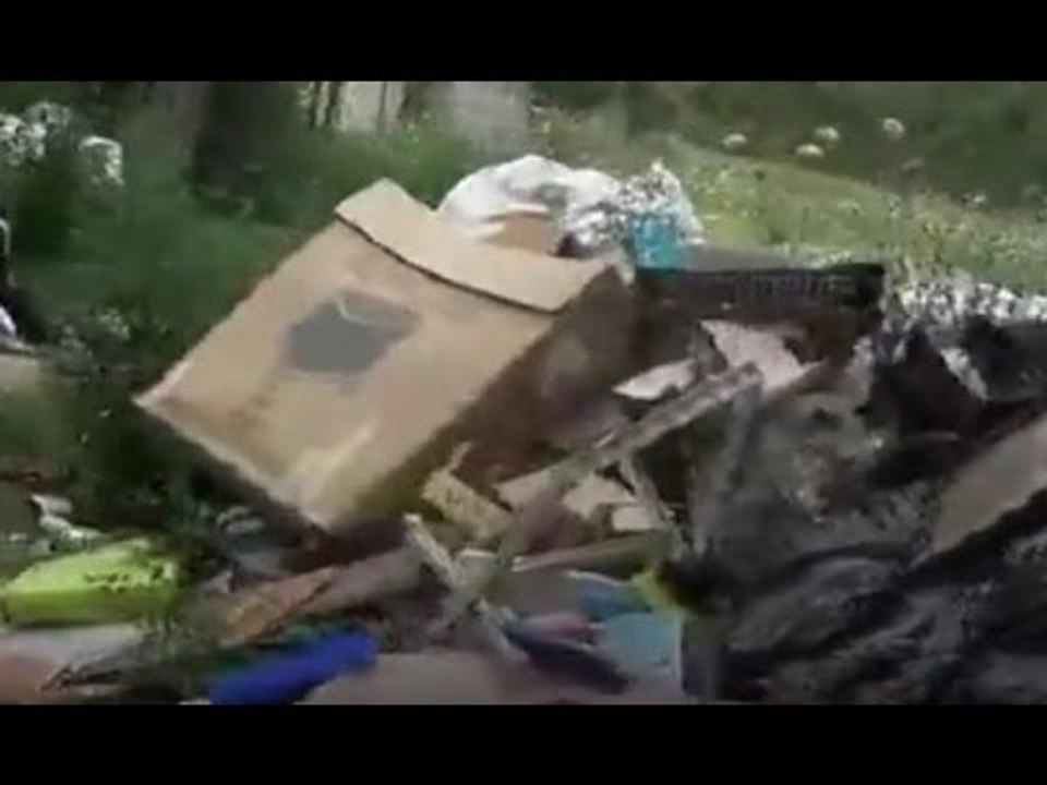 Aversa (CE) - Via Madonna dell'Olio, dopo la bonifica tornano i rifiuti (28.07.16)