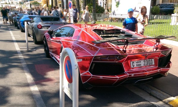 Une concentration de voitures sportives de luxe en face de l’hôtel Carlton à Cannes cet été !
