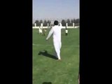 سمو الشيخ تميم يلعب كرة مع طلاب أحد المدارس