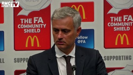 Un journaliste s’endort pendant la conférence de presse de Mourinho