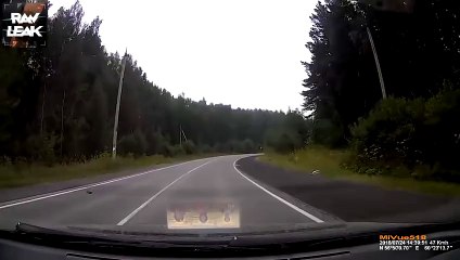Un automobiliste en Audi R8 double comme un porc, percute une voiture et prend la fuite