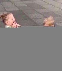 Önce öpüştüler sonra kahkahalara boğuldular