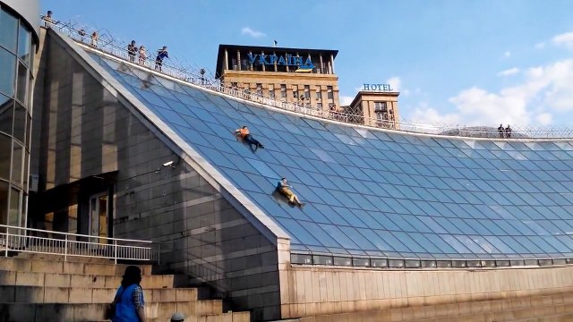 2 ukrainiens glissent sur un toit en verre et c'est le drame