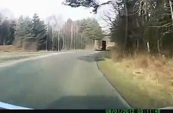 Un camion détruit un tracteur sans sans apercevoir...