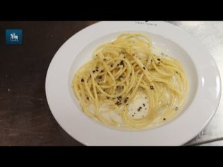 Como fazer cacio e pepe, massa com queijo e pimenta