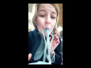 Elle mange une pieuvre vivante Dans un restaurant en Corée du Sud