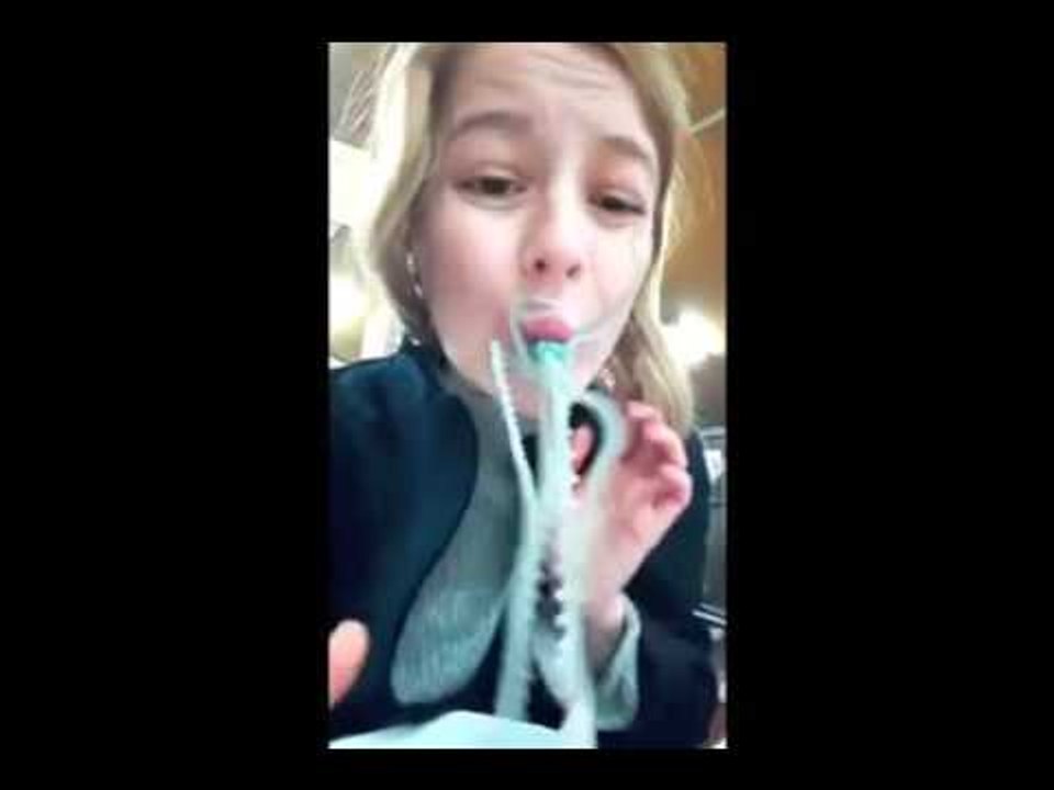 Elle mange une pieuvre vivante Dans un restaurant en Corée du Sud