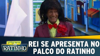 Rei se apresenta no palco do Ratinho