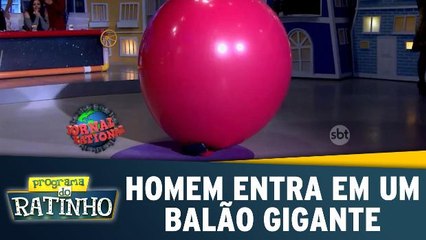 Homem entra em um balão gigante