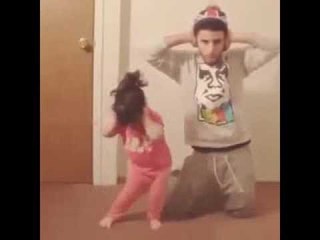 Quand maman laisse sa petite fille avec son papa !